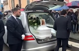 Il commosso addio a Zoe. Chiesa gremita per i funerali della 17enne a Nizza Monferrato